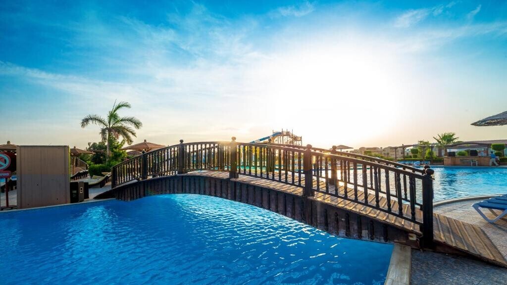 Hawaii Caesar Palace Hotel and Aqua Park